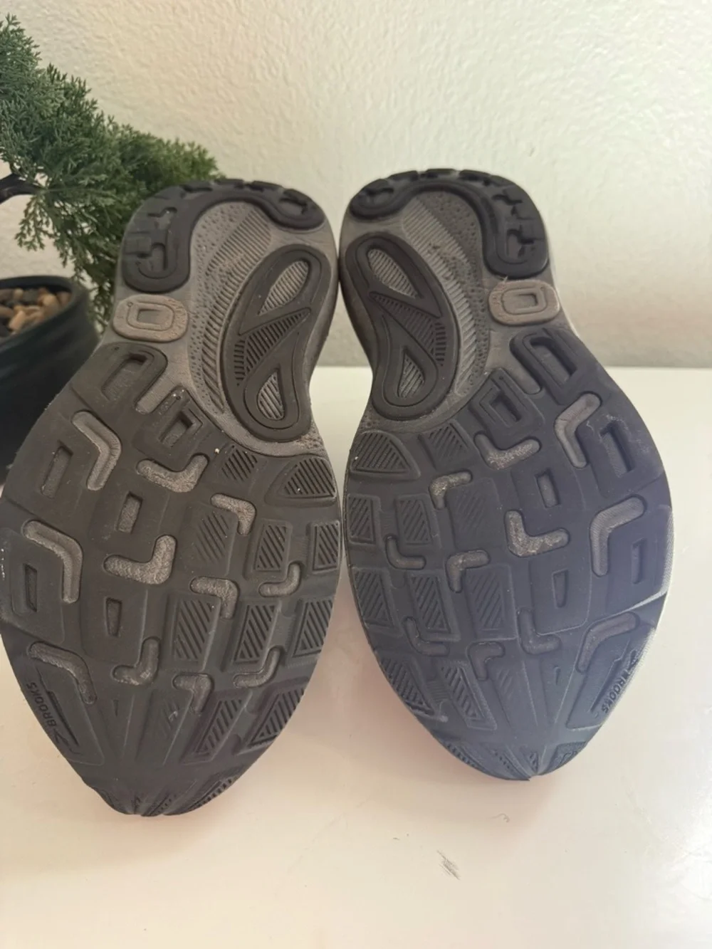 Brooks adrenaline 24 Men's All-Black Lightweight Running Shoe - Picture 8 of 9